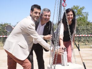 En el cilindre inserit dins la primera pedra, hi havia monedes de curs legal, l’acta de la cerimònia i exemples dels dos diaris editats a les comarques gironines, EL PUNT AVUI i Diari de Girona